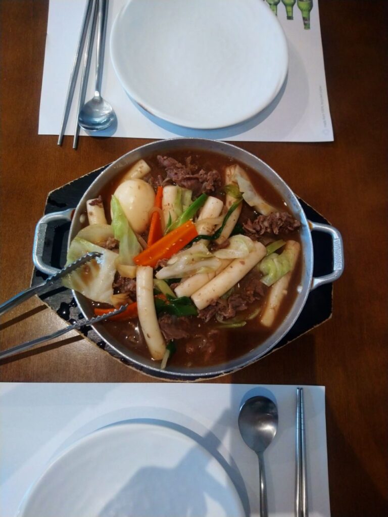 Prato Tokpoki com carne do restaurante coreano Moah em São Paulo