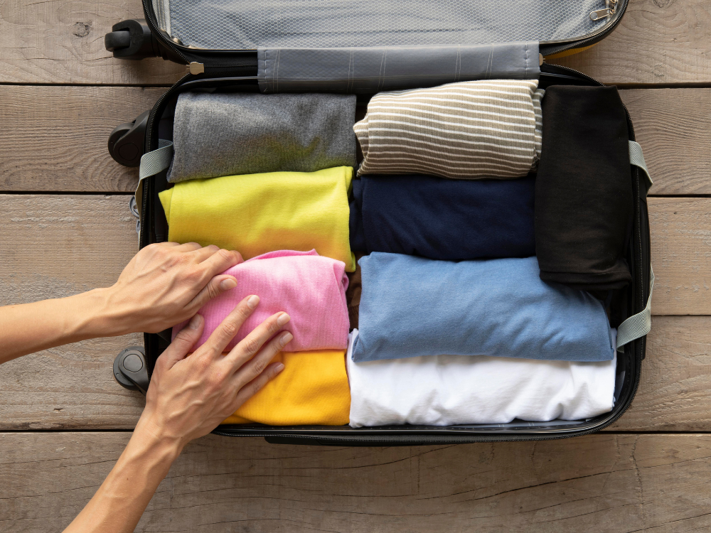 Como Organizar Mala de Viagem: 5 Truques Práticos Para Viajar Leve | Foto: Freepik
